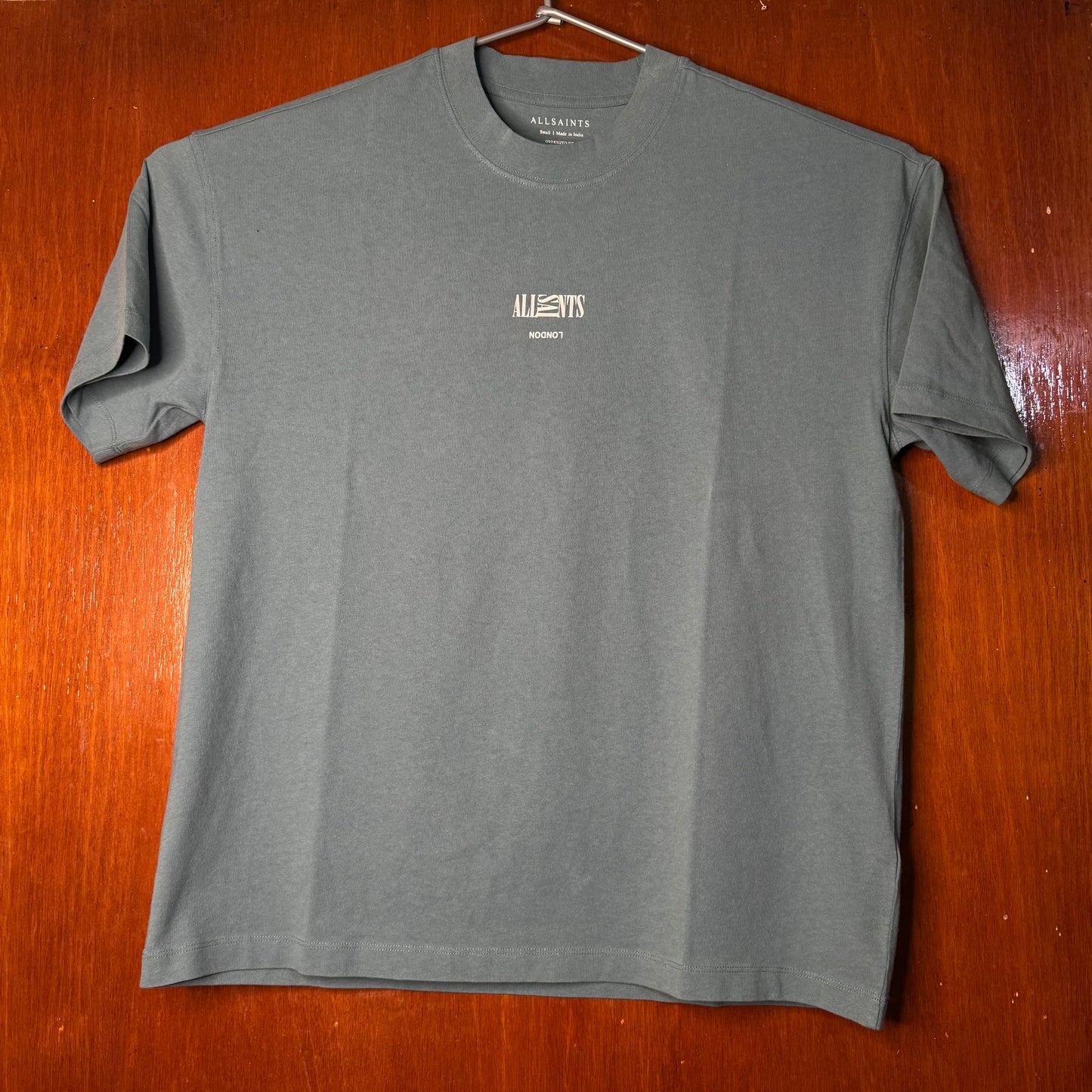 PLAYERA ALL SAINTS AZUL CON LOGO EN EL CENTRO
